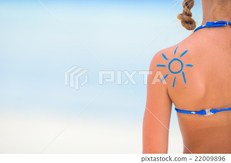 Close up sun painted by sun cream on kid shoulder 22009896
