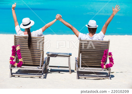 Young happy couple during beach tropical vacation 22010209