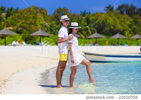 Young couple during tropical vacation 22010356