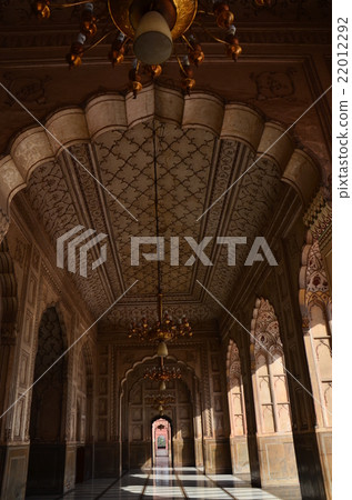巴基斯坦拉合爾鳥類清真寺室內美麗的內部和枝形吊燈 22012292