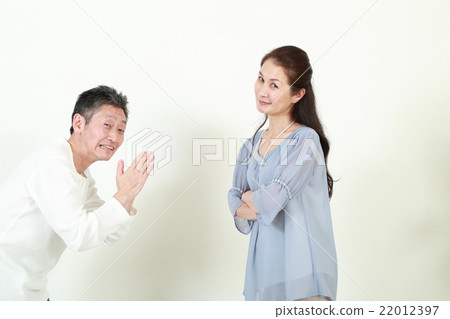 友好的中世代夫婦 22012397