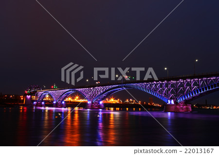 The Peace Bridge, a view at night 22013167