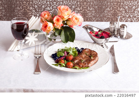 beautiful zaservirovannye meat with vegetables  22016497