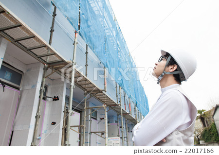 站立與他們的胳膊的工作者在建造場所腳手架前面 站立與他們的胳膊的工作者在建造場所腳手架前面 22017166