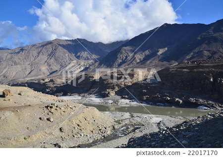 巴基斯坦奇拉的美麗山脈和喀喇崑崙公路以及印度河 巴基斯坦奇拉的美麗山脈和喀喇崑崙公路以及印度河 22017170