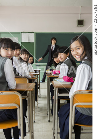 女孩和老師一起學習 22017261