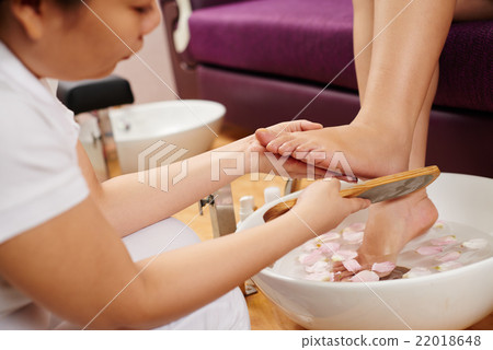 Feet spa treatment 22018648