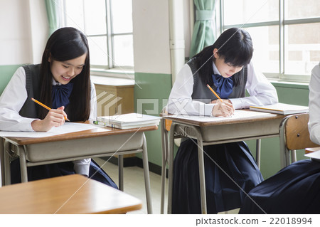 在課堂上的女孩 22018994