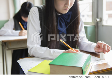 在課堂上的女孩 22018995