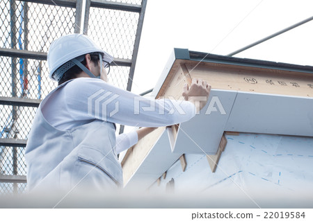 在建築工地上的工人在屋頂的腳手架上工作 22019584