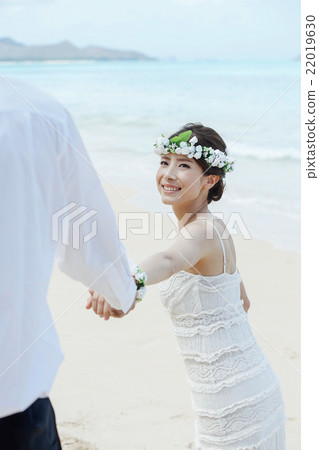 Bride and grooming beach wedding Bride and grooming beach wedding 22019630