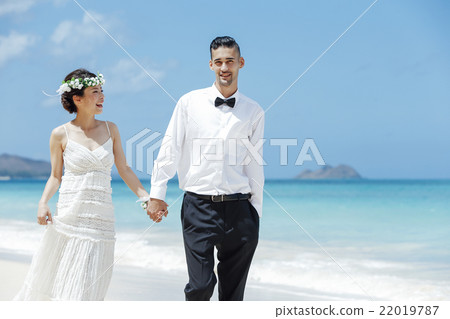 Bride and grooming beach wedding 22019787