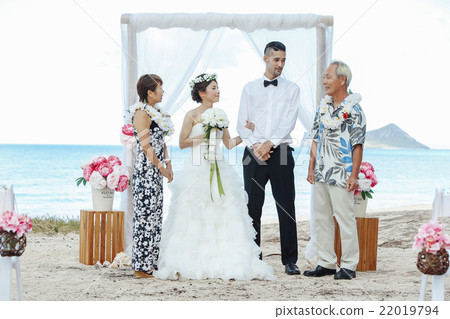 新娘和修飾海灘婚禮 22019794