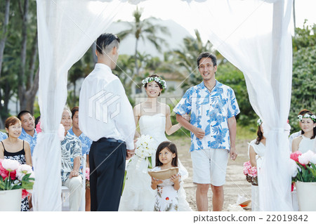 A groom waiting for a bride 22019842