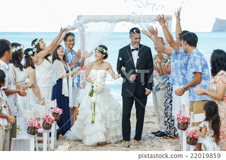 A celebrated newlywed couple 22019859