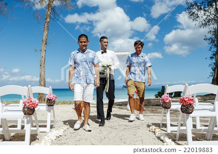 與朋友拍攝紀念照片新郎 22019883