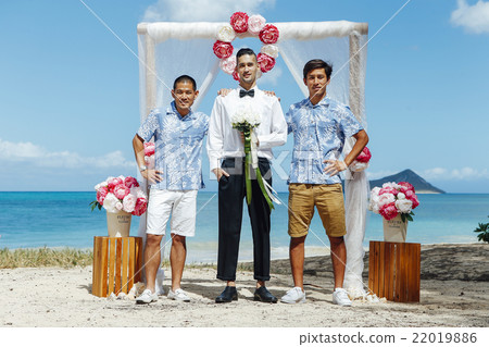 Taking a memorial photo with a friend The groom 22019886