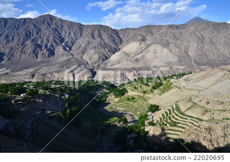 巴基斯坦喀喇崑崙山沿公路Chiraas美麗的山脈和水稻梯田 巴基斯坦喀喇崑崙山沿公路Chiraas美麗的山脈和水稻梯田 22020695