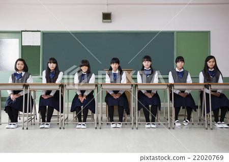 女孩女孩連續坐與書桌 女孩女孩連續坐與書桌 22020769