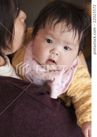 抱抱的嬰兒 抱抱的嬰兒 22023572
