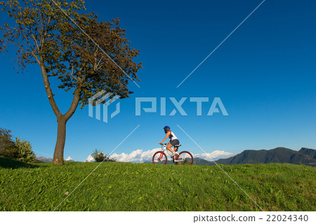 Cycling mountain meadows 22024340