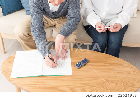 Couple writing divorce notification Couple writing divorce notification 22024915