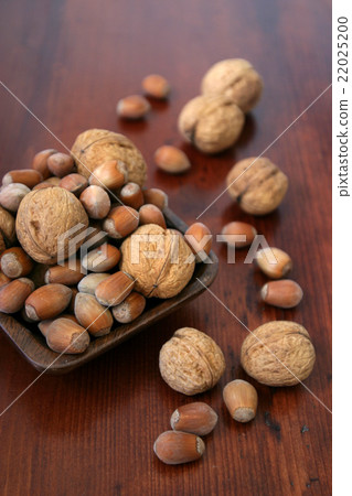 Hazelnuts and walnuts 22025200