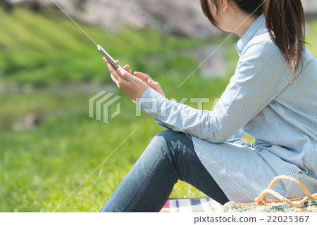 Women and smartphones 22025367