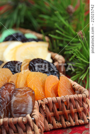 Christmas tree basket with dried fruits 22025742