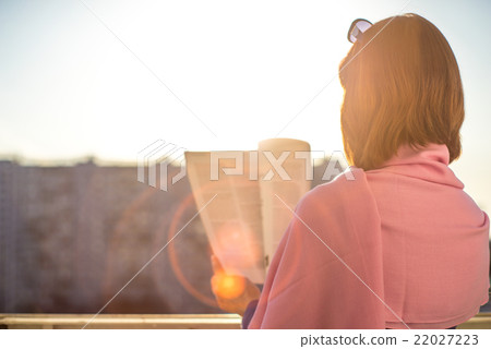 Woman reading magazine horizontal Woman reading magazine horizontal 22027223