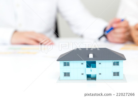 夫婦男性和女性我的家庭計劃住房諮詢消費稅增加先發製人需求需求復制空間新婚夫婦 夫婦男性和女性我的家庭計劃住房諮詢消費稅增加先發製人需求需求復制空間新婚夫婦 22027266