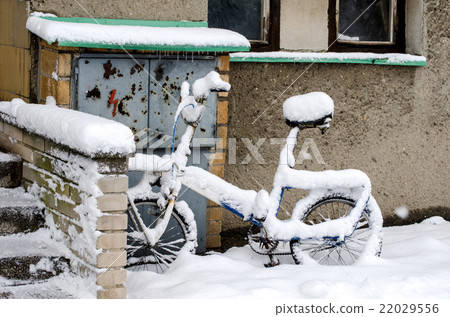 Bicycle in the winter, 22029556