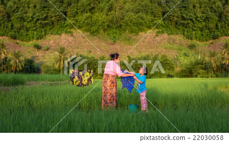 The view of mother and daughter are hanging 22030058
