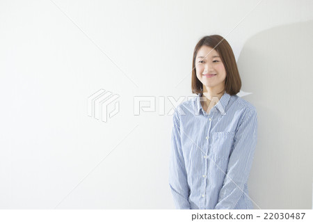 Casual Portrait · White Wall 22030487