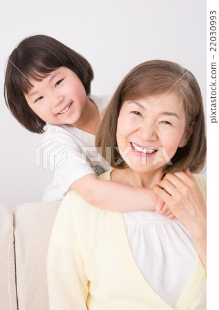 Grandmother and granddaughter 22030993