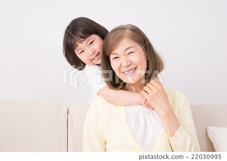 Grandmother and granddaughter 22030995