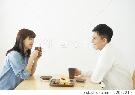 A couple A couple 22032219