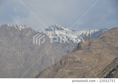 巴基斯坦從吉爾吉特中心看到的一座美麗的山 巴基斯坦從吉爾吉特中心看到的一座美麗的山 22032731