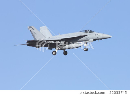 美國海軍航母飛行的天空晴朗的藍天FA-18 E超級大黃蜂戰鬥機 22033745