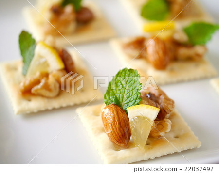 Honey honey lemon with canapé mint (horizontal position up) 22037492