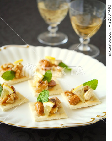 Honey with lemon canapé Mint with wine Black background ( 22037493