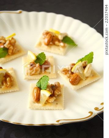 Honey Honey with canapé mint of lemon Black background (high angle) Honey Honey with canapé mint of lemon Black background (high angle) 22037494