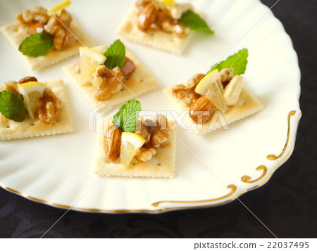 Honey Honey with canapé mint of lemon Black background (Horizontal position high angle) Honey Honey with canapé mint of lemon Black background (Horizontal position high angle) 22037495