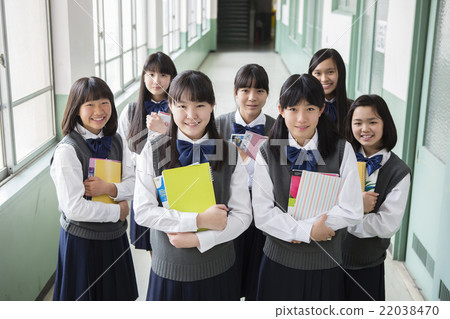 站在走廊裡的學生 22038470