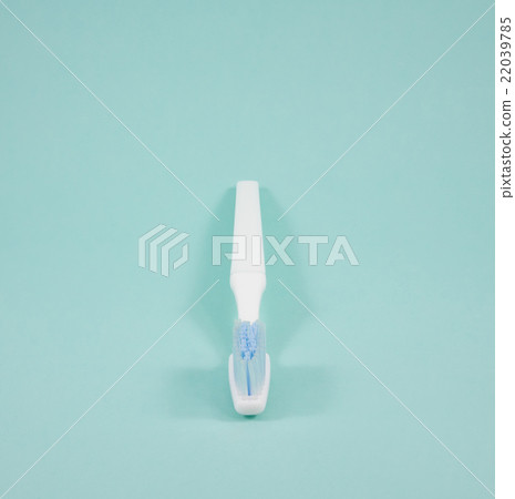 The clean white toothbrush for brushing the teeth. 22039785