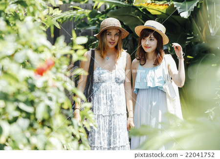 熱帶植物包圍的婦女 22041752