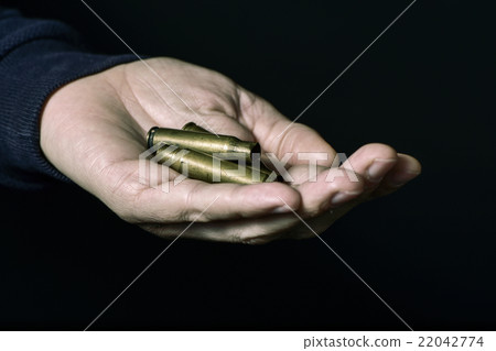 man with empty bullets in his hand 22042774