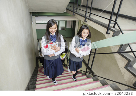 學生爬樓梯 22043288