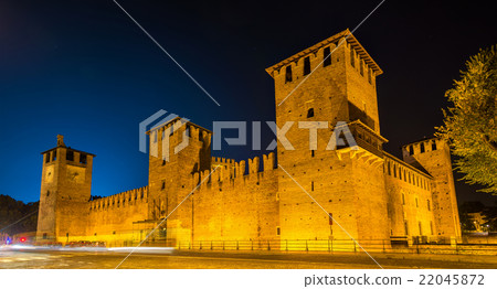 Castelvecchio castle in Verona in the evening Castelvecchio castle in Verona in the evening 22045872