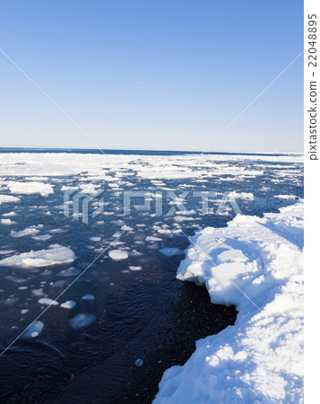 Sea of drift ice (together with the land, vertical composition) 22048895